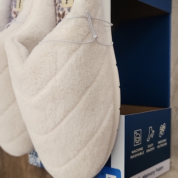 DEARFOAMS WOMAN'S  SLIPPERS - Picture 5 of 8